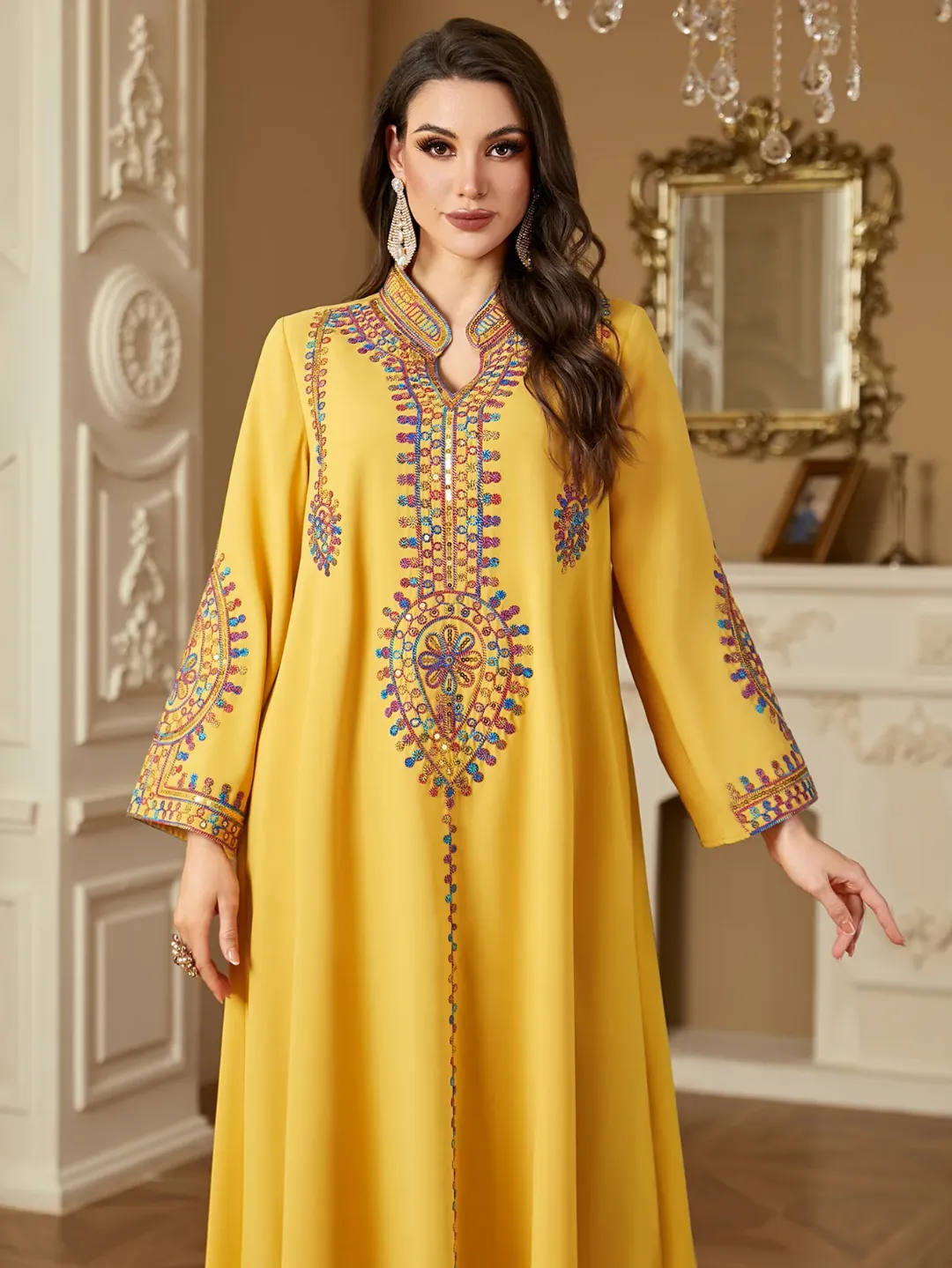 Robe Caftan Écrue Élégante à Broderies Multicolores