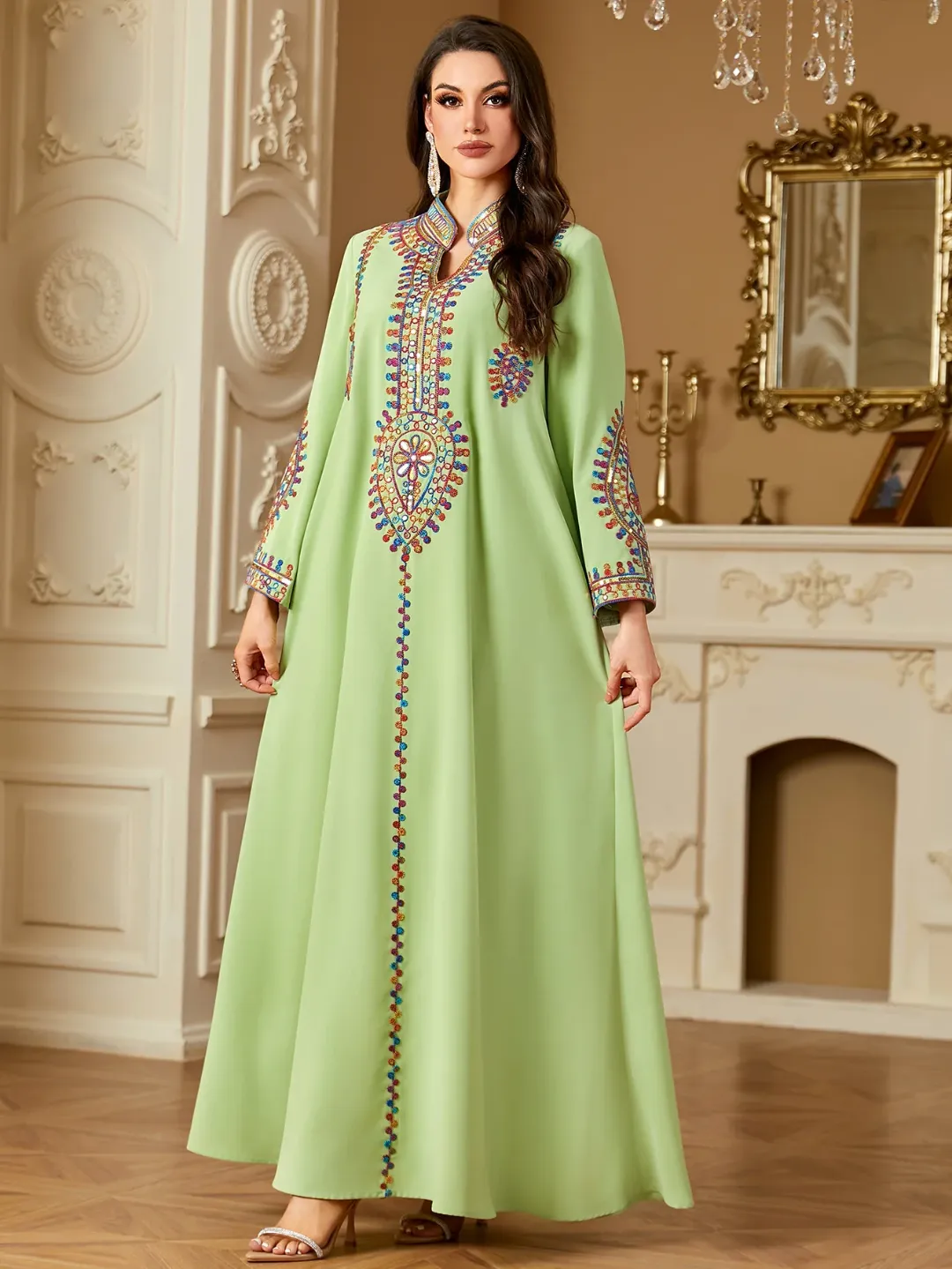 Robe Caftan Écrue Élégante à Broderies Multicolores