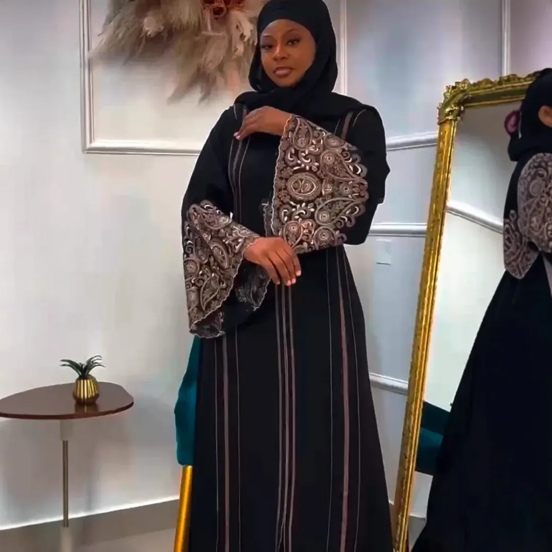 Robe Longue Noire avec Manches Évasées Brodées – Élégance Orientale