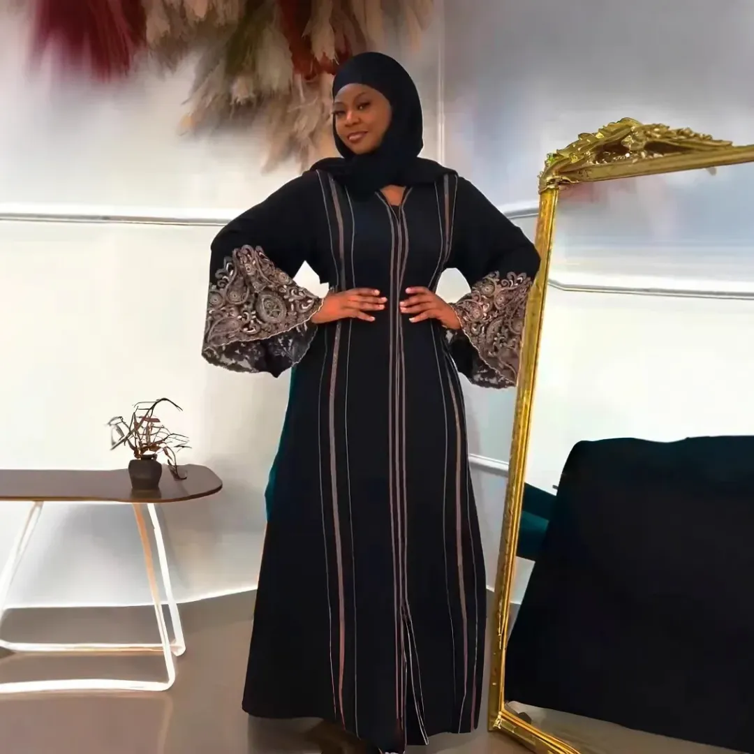 Robe Longue Noire avec Manches Évasées Brodées – Élégance Orientale