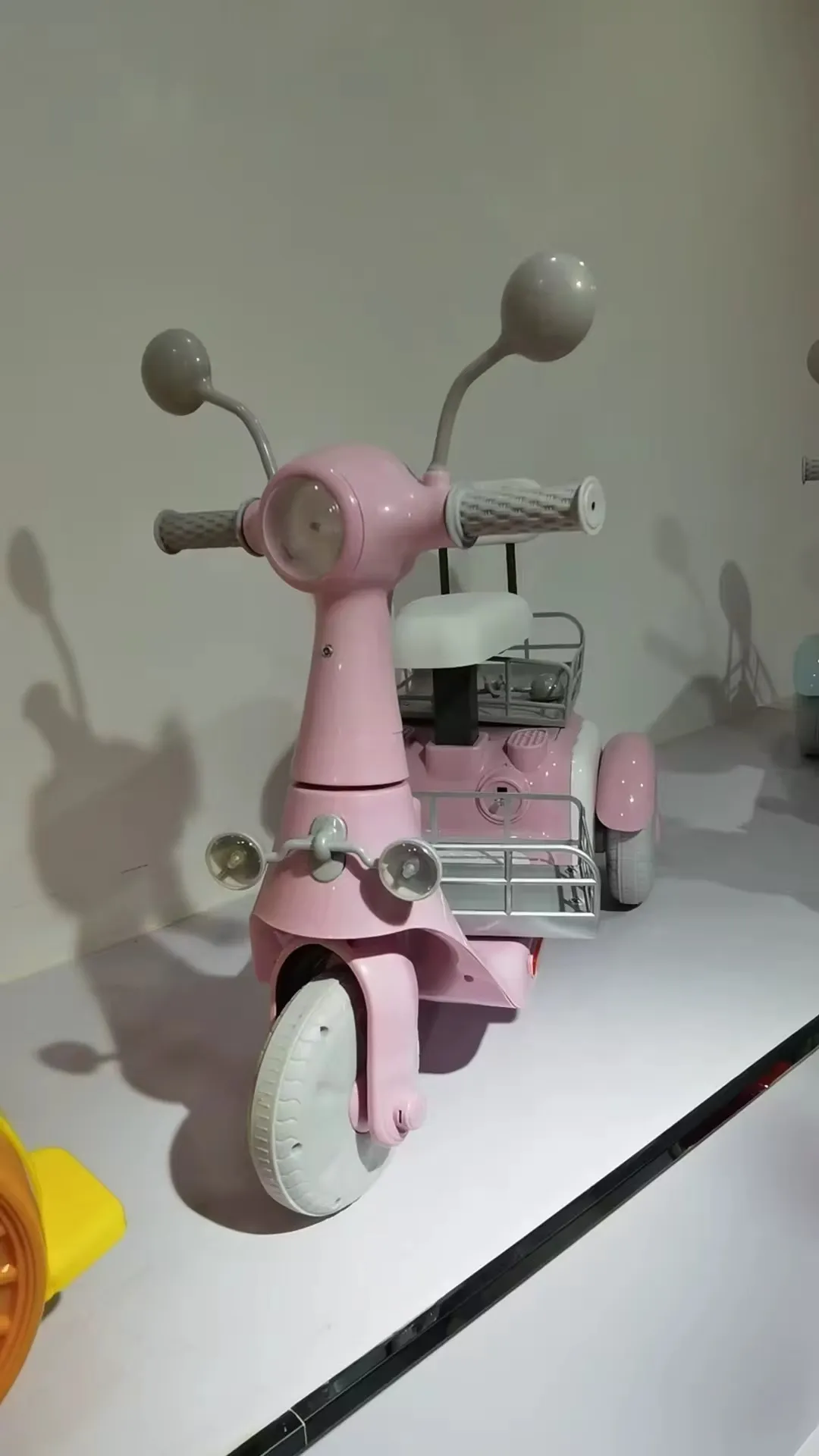 Scooter Électrique Enfant Rétro avec Dossier et Panier Arrière – 3 Roues Sécurisées