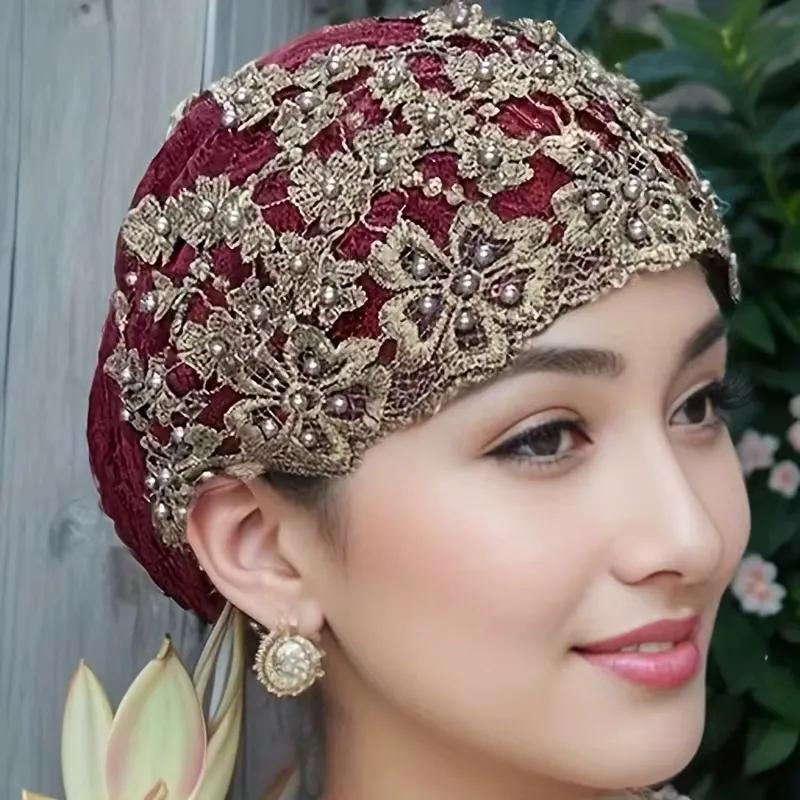 Chapeau Turban Femme Élégant – Dentelle Brodée et Perles Dorées, Extensible et Confortable