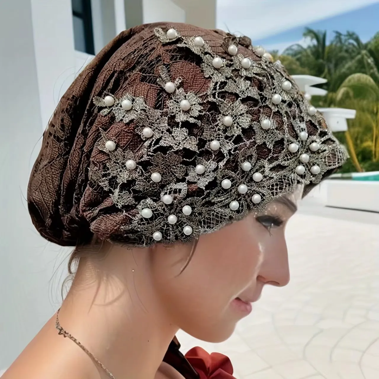 Chapeau Turban Femme Élégant – Dentelle Brodée et Perles Dorées, Extensible et Confortable