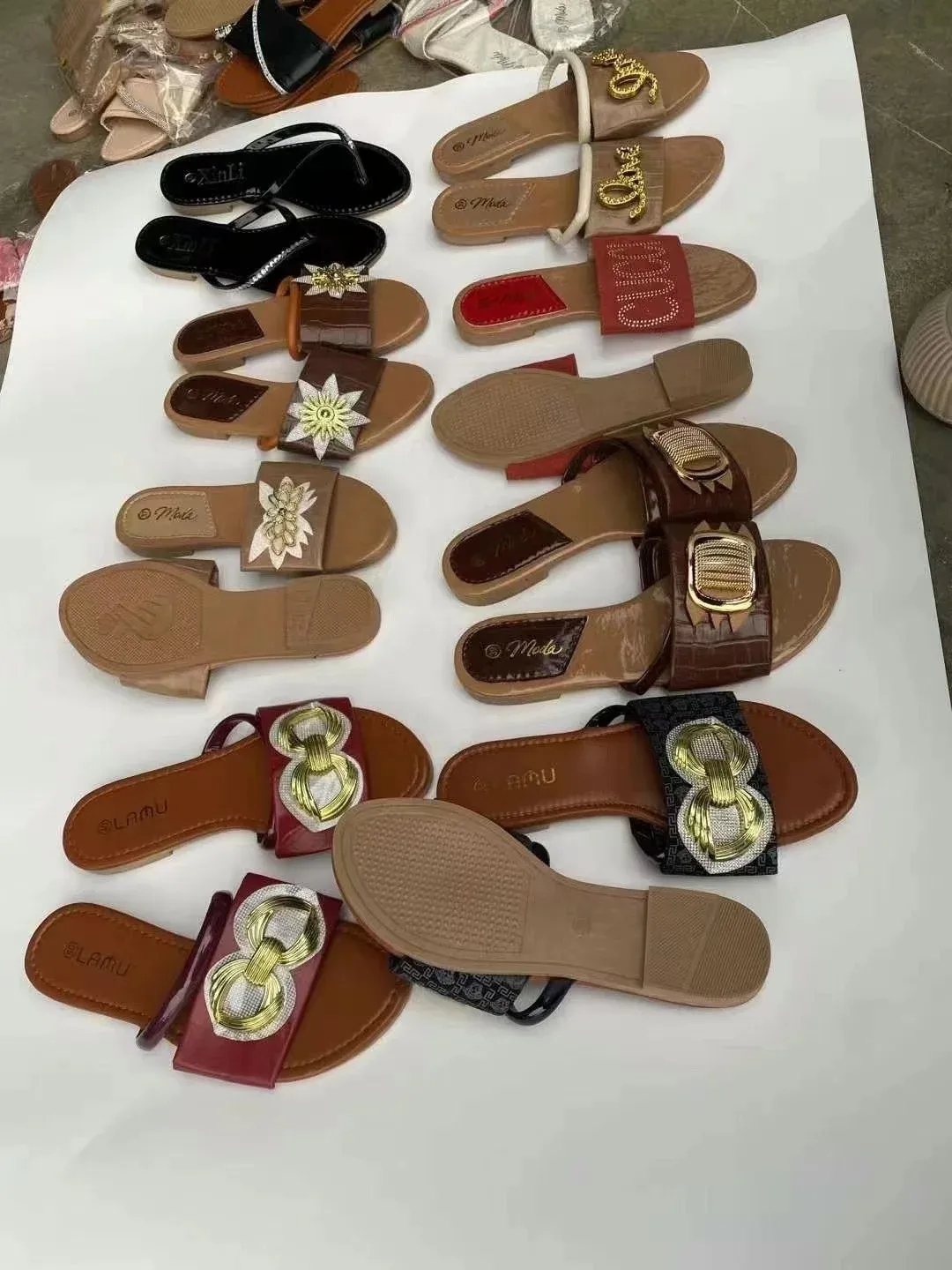 Pantoufles Plates d'Été pour Femmes – Sandales Mélangées Style Tendance, Vente en Gros à Petit Prix