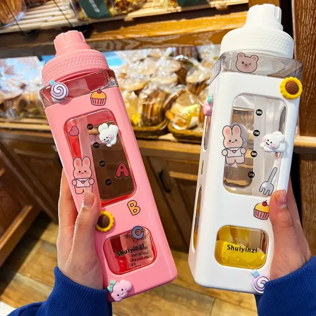 Bouteille d’eau kawaii décorée – Gourde plastique avec paille intégrée et motifs 3D