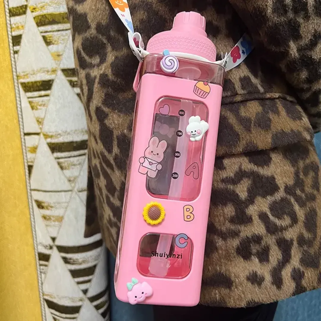 Bouteille d’eau kawaii décorée – Gourde plastique avec paille intégrée et motifs 3D