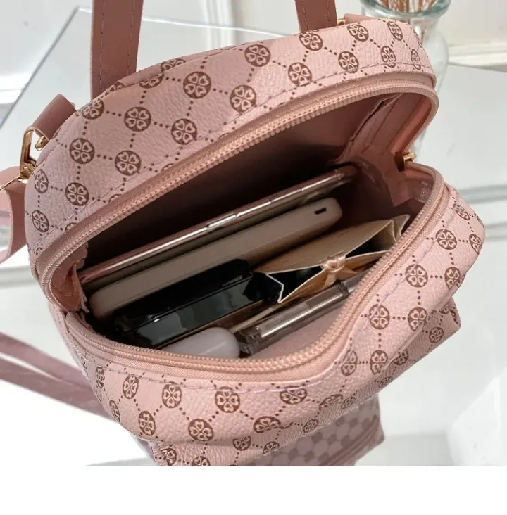 Sac à Dos Femme Élégant – Motif Monogramme avec Finitions Métalliques, Multi-Couleurs