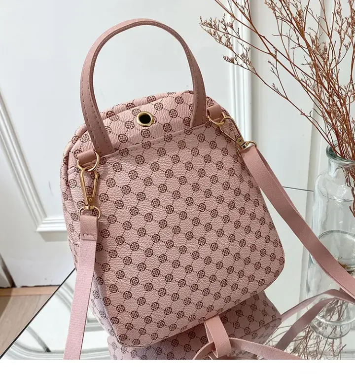 Sac à Dos Femme Élégant – Motif Monogramme avec Finitions Métalliques, Multi-Couleurs