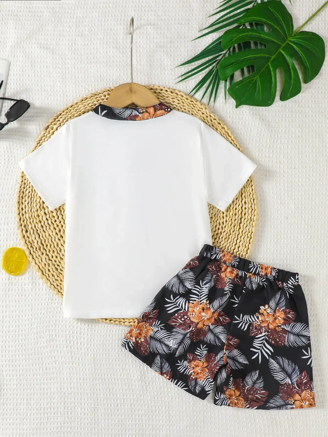 Ensemble Garçon Été – T-shirt Blanc et Short Fleuri Noir Orange