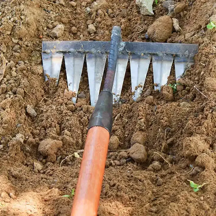 Râteau à pointes en acier renforcé – Outil de jardinage pour labour et désherbage (Copie)