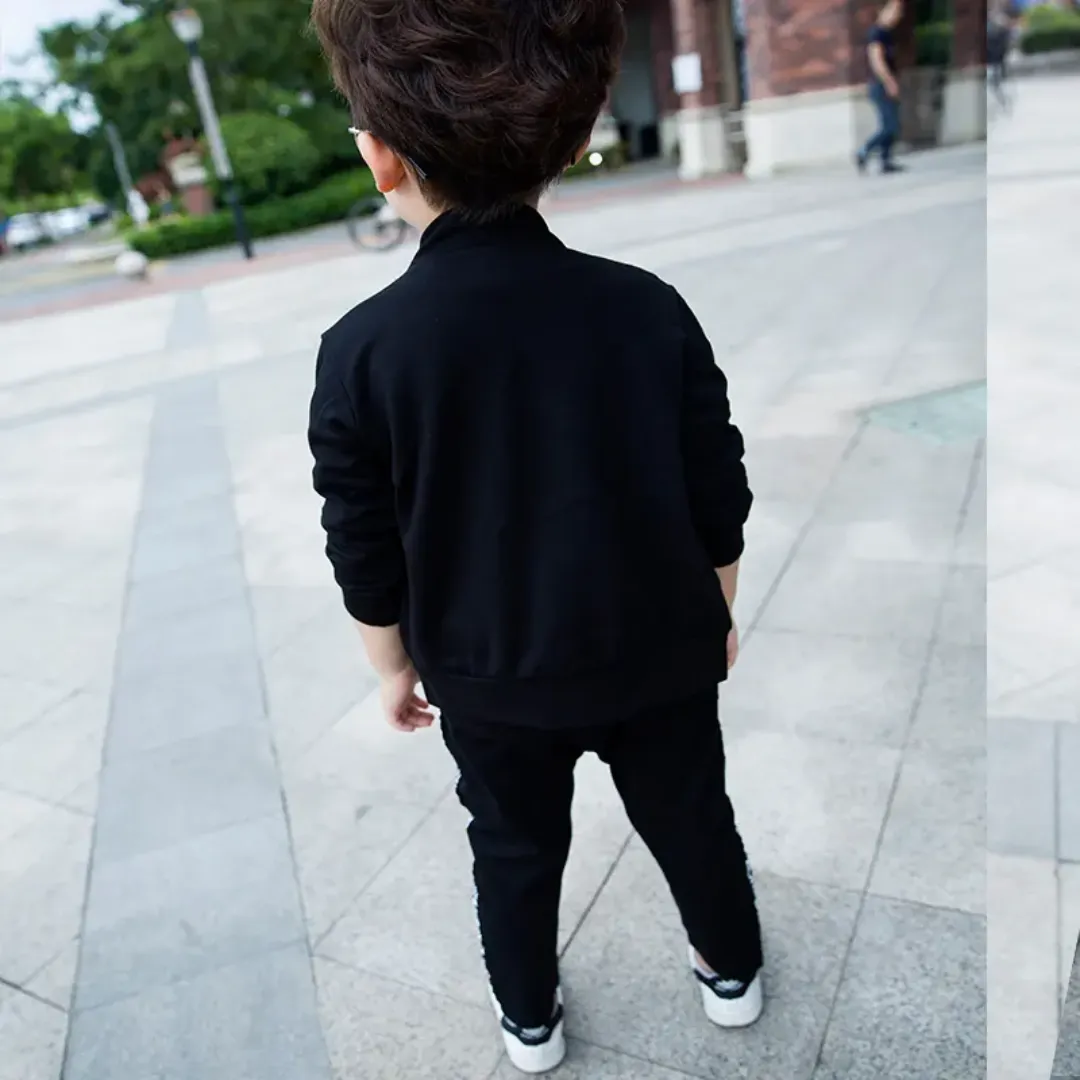 Ensemble de sport tendance pour enfants – Veste zippée et pantalon noir avec imprimés latéraux