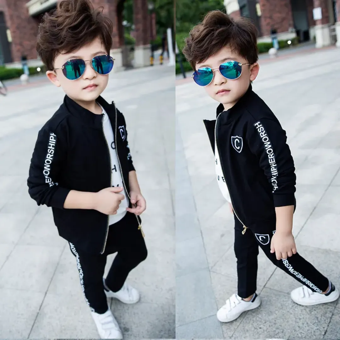 Ensemble de sport tendance pour enfants – Veste zippée et pantalon noir avec imprimés latéraux