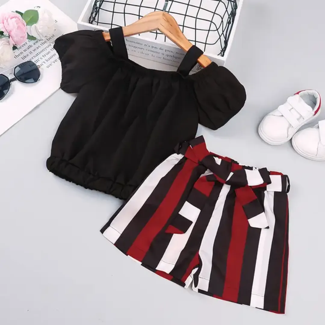 fille – Haut noir épaules dénudées + Short rayé rouge, noir et blanc avec ceinture