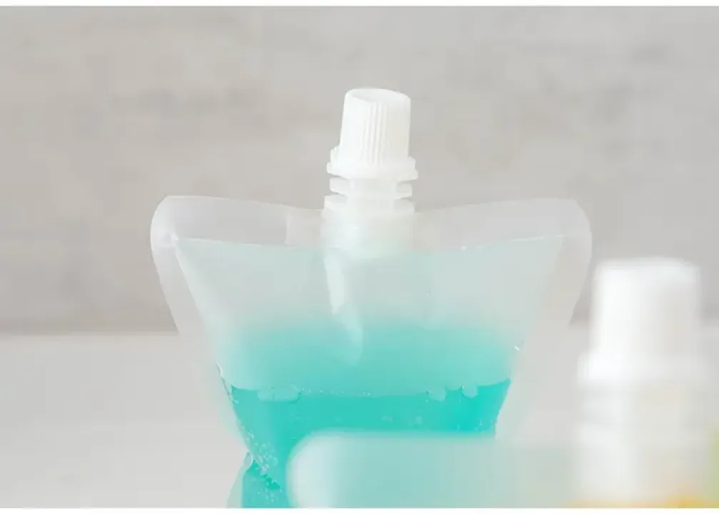 Lot de 100 Pochettes Transparentes 100 ml avec Bec Verseur et Poignée – Idéales pour Boissons et Eau Potable