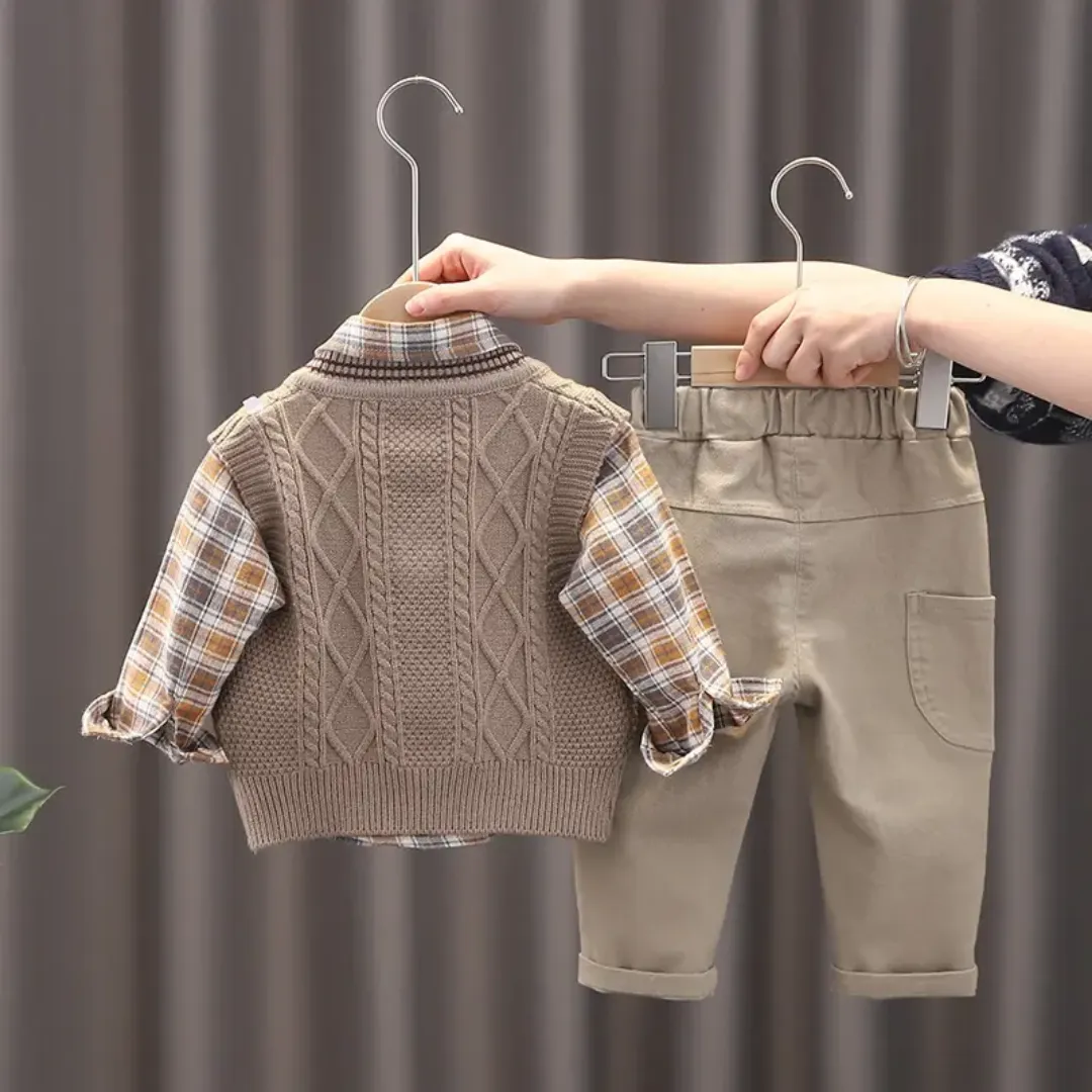 Ensemble chemise carreaux + pull tricoté sans manches + pantalon beige pour garçon
