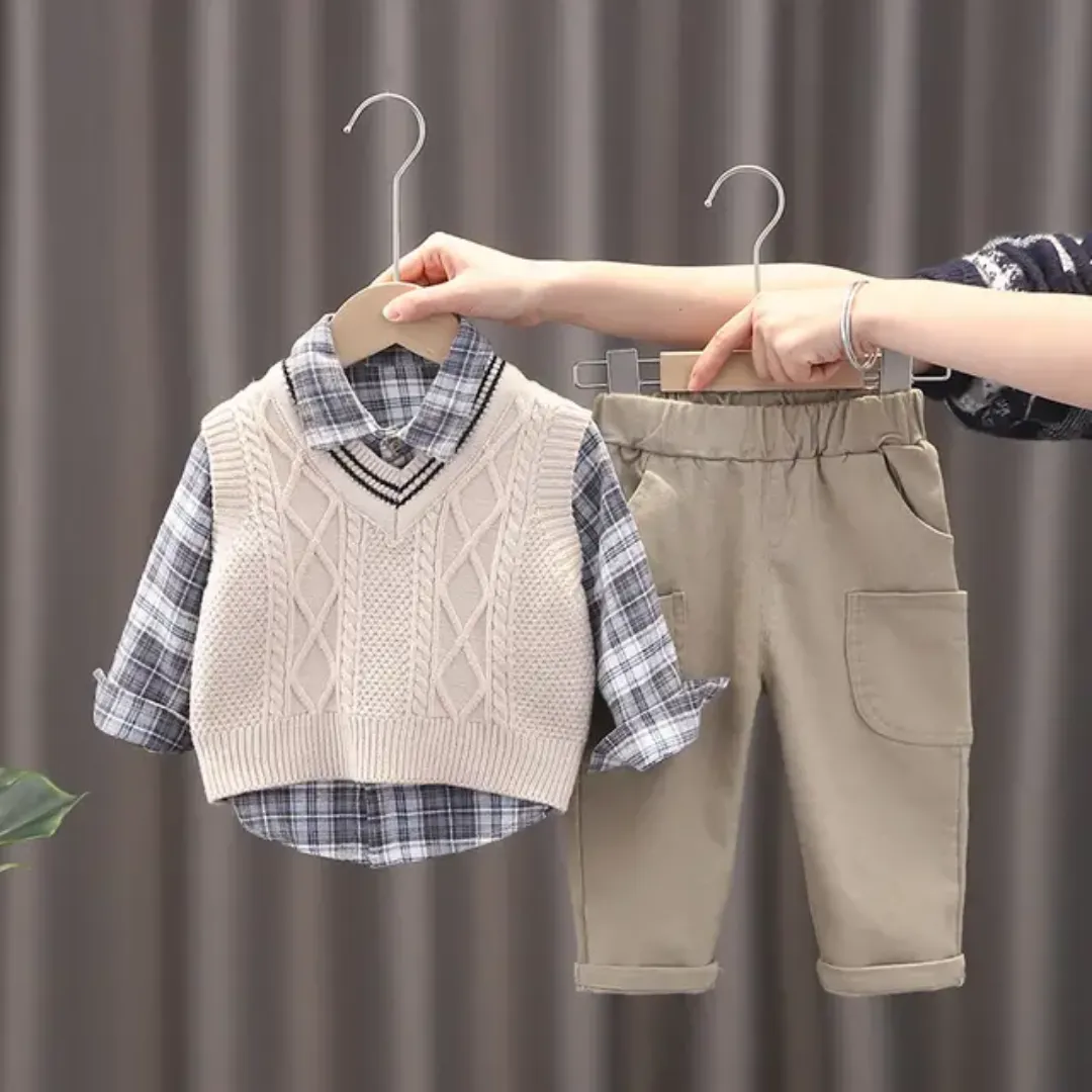 Ensemble chemise carreaux + pull tricoté sans manches + pantalon beige pour garçon