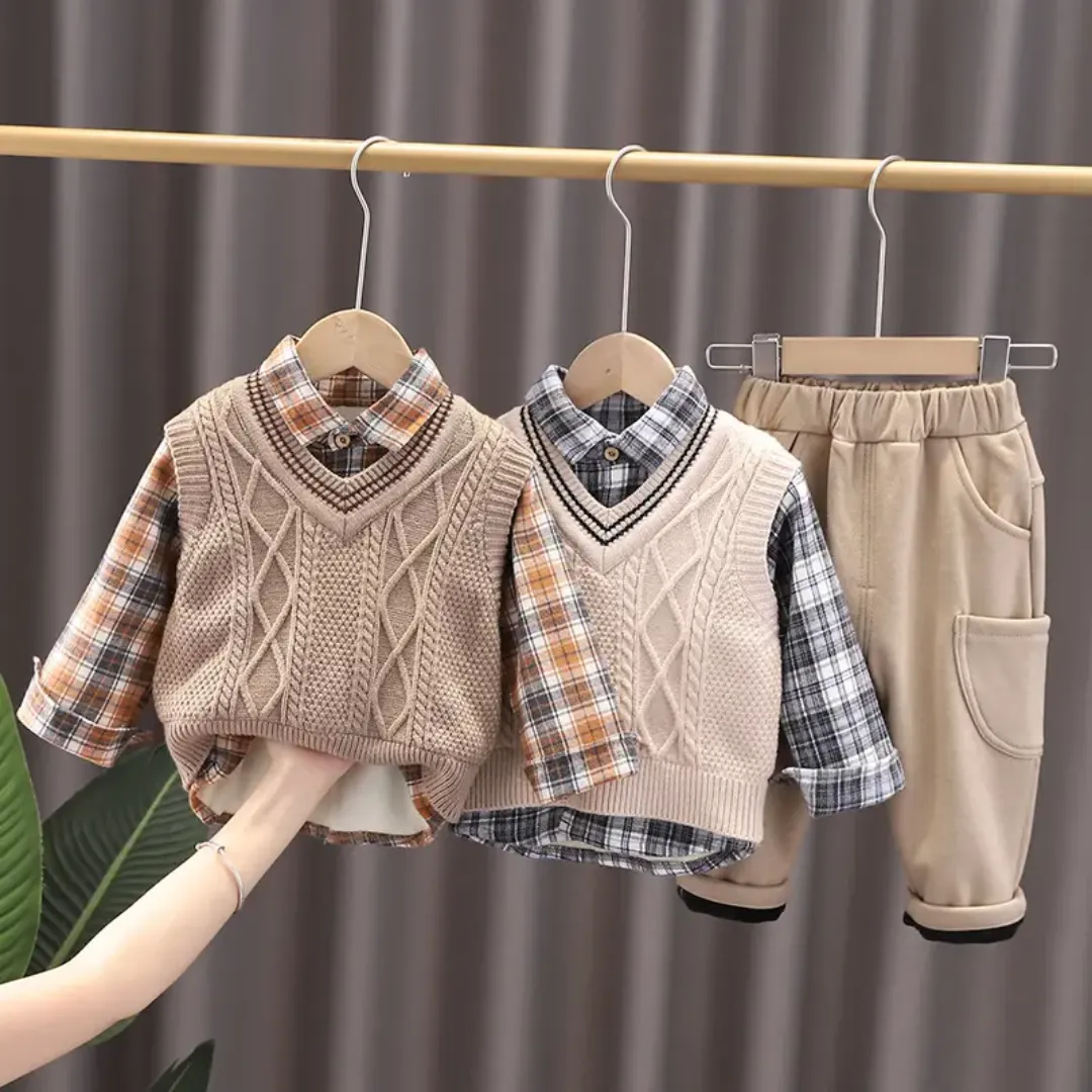 Ensemble chemise carreaux + pull tricoté sans manches + pantalon beige pour garçon