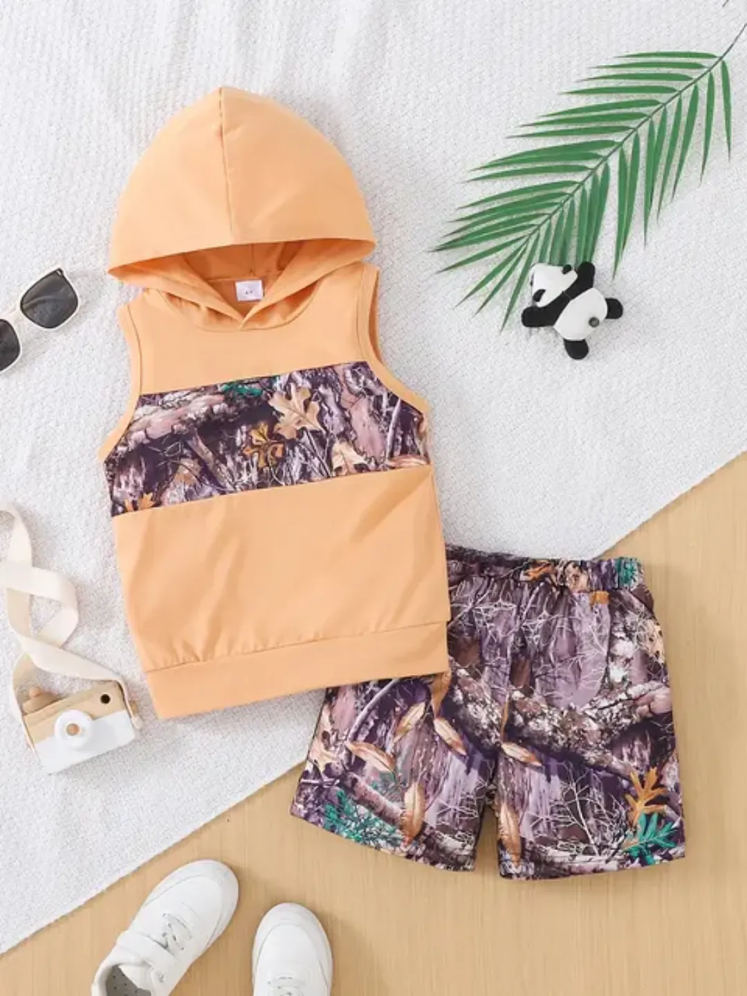 Ensemble d’été garçon sans manches camouflage avec capuche + short assorti