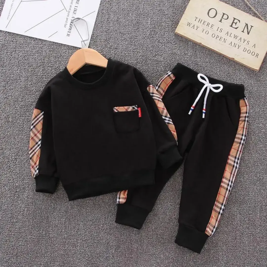 Ensemble garçon automne/hiver noir avec détails carreaux – Sweat + pantalon
