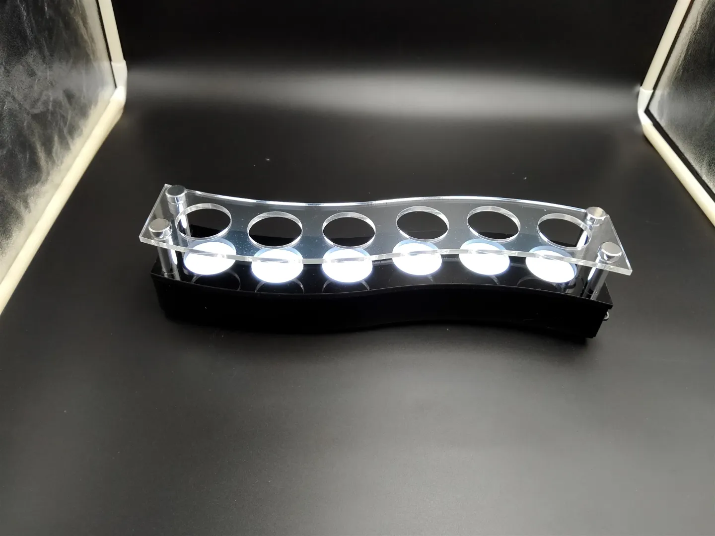 Support de plateau de serveur en verre à vin en acrylique transparent avec 6 petits verres et plateau de base noir