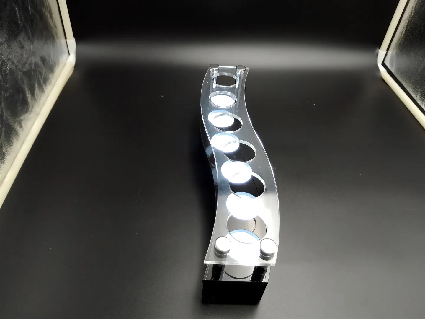 Support de plateau de serveur en verre à vin en acrylique transparent avec 6 petits verres et plateau de base noir