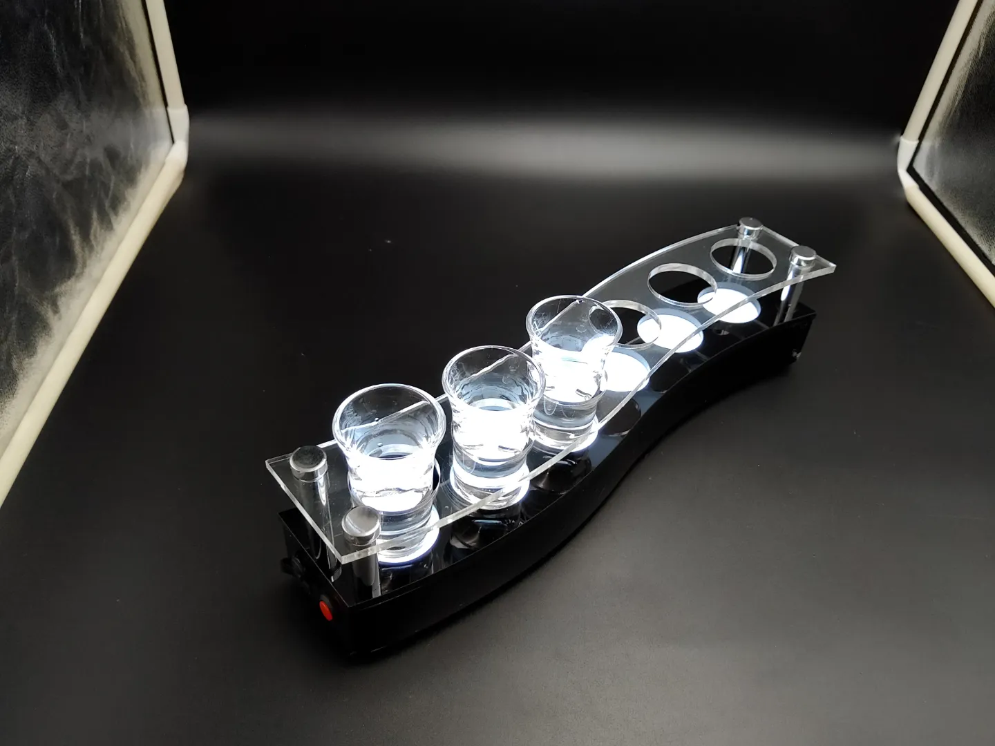 Support de plateau de serveur en verre à vin en acrylique transparent avec 6 petits verres et plateau de base noir