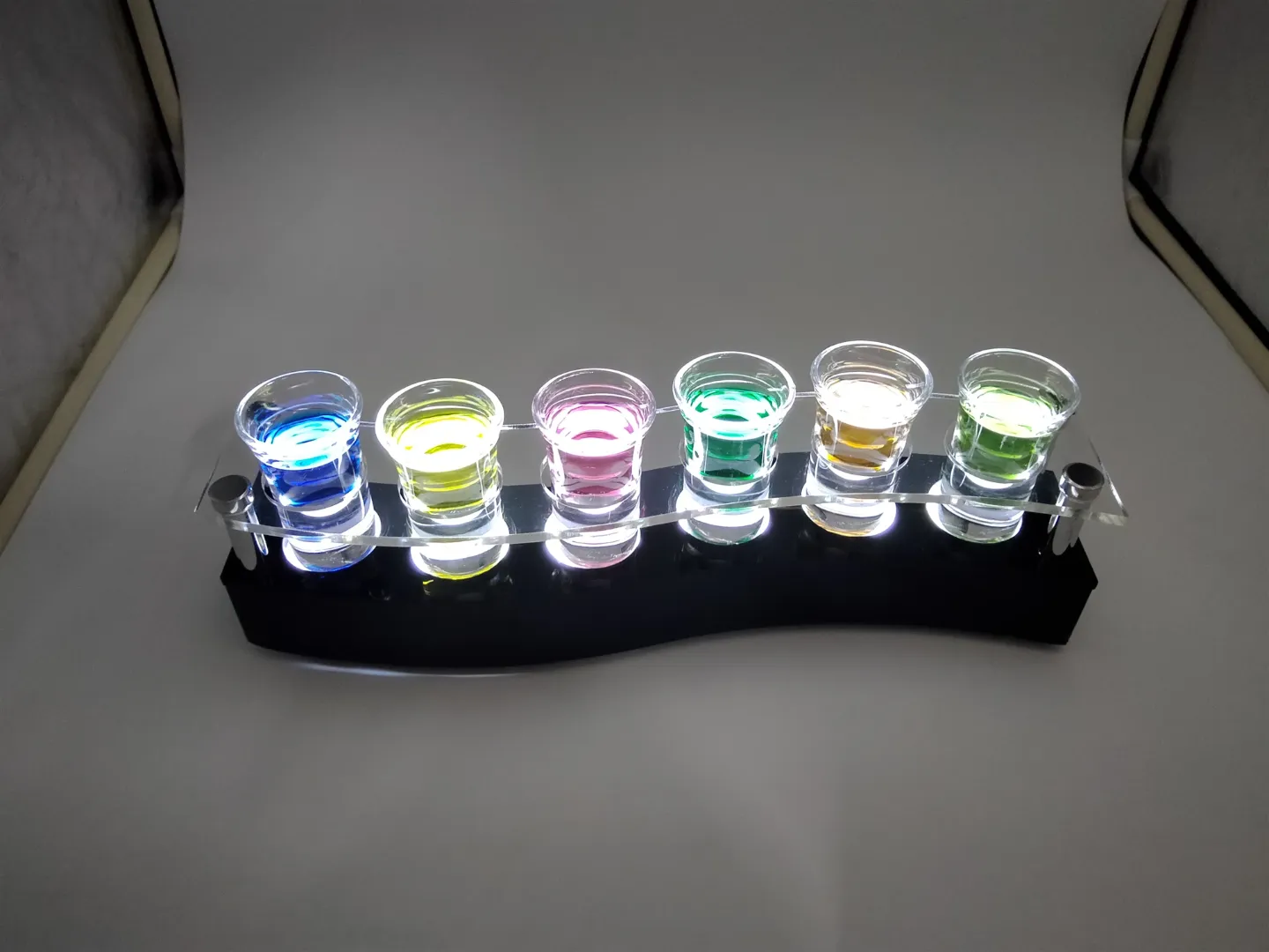 Support de plateau de serveur en verre à vin en acrylique transparent avec 6 petits verres et plateau de base noir