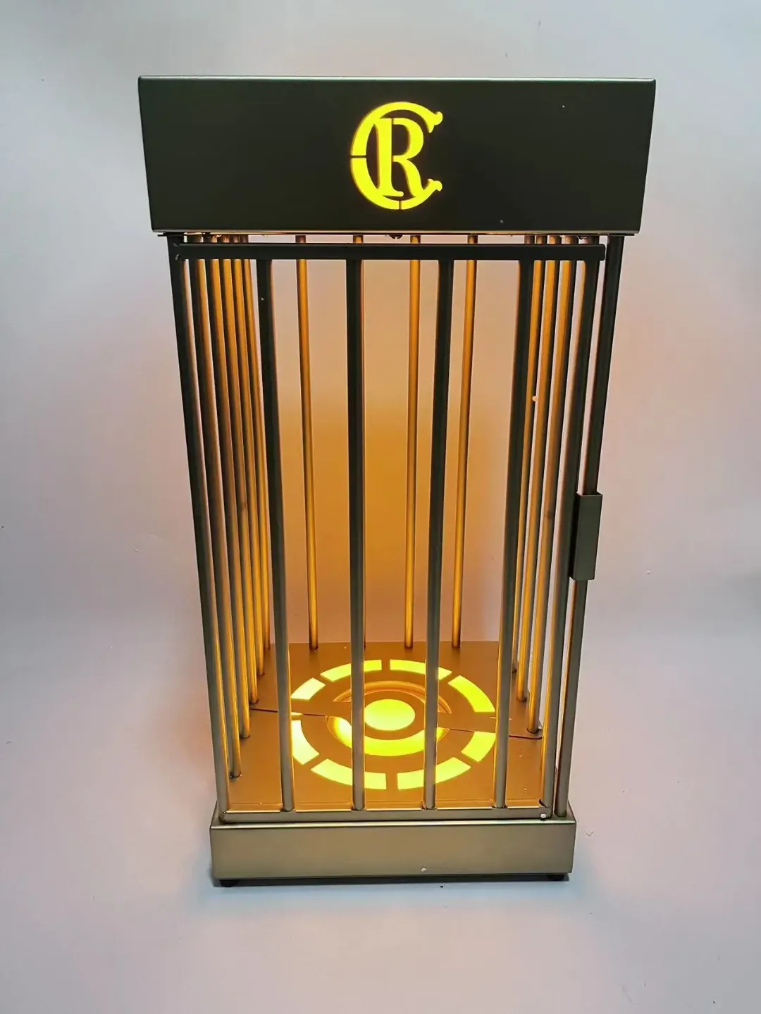 Présentateur de bouteille de cage de logo personnalisé rechargeable pour salon