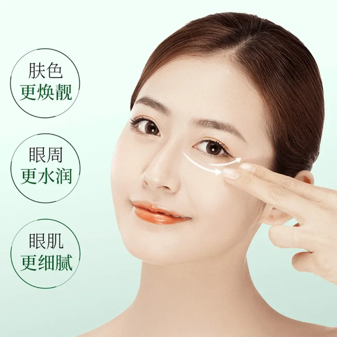 Masque pour les yeux au concombre doré à un printemps