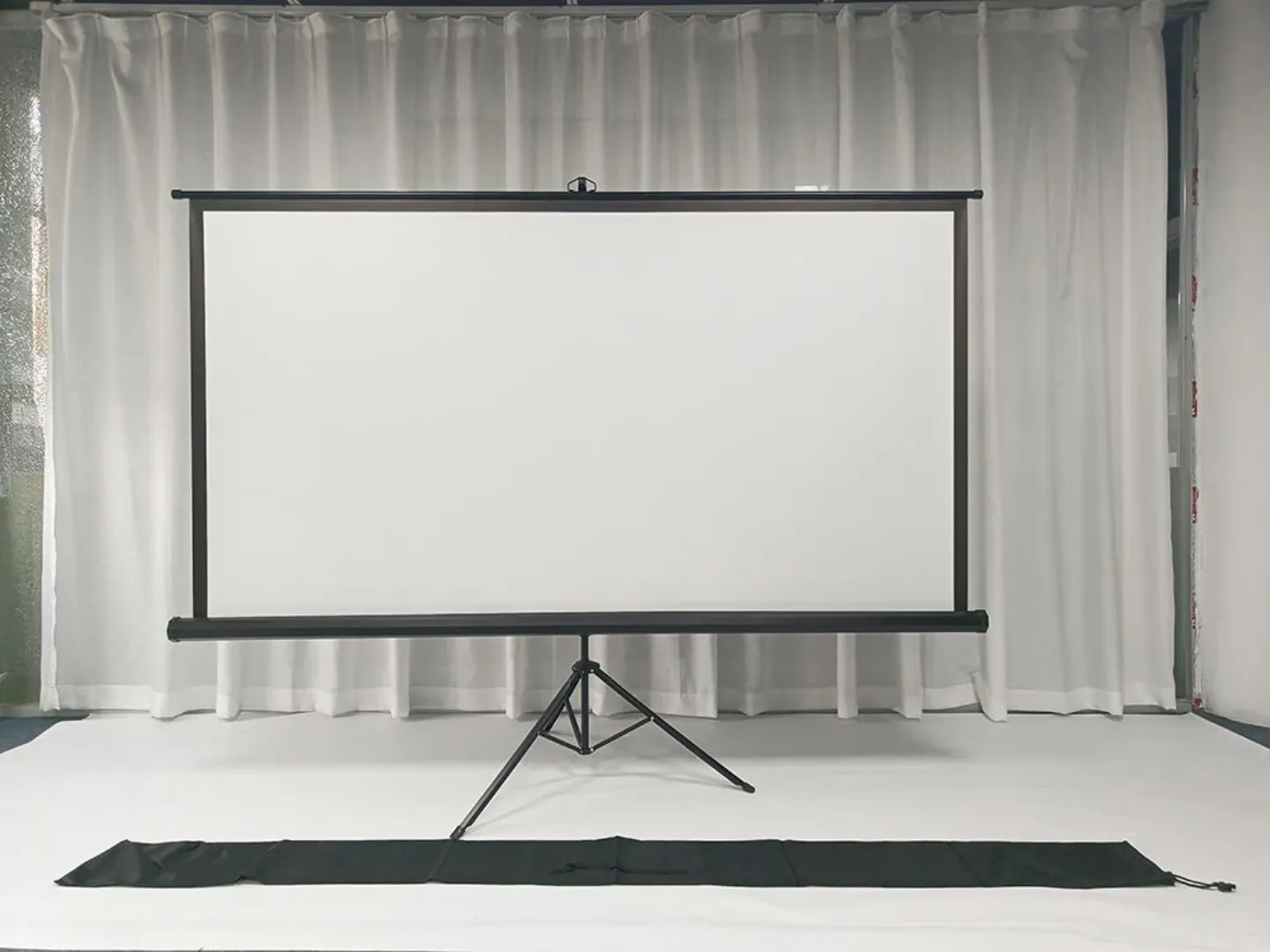 Écran de projecteur de trépied 72 pouces - Tissu blanc mat avec support