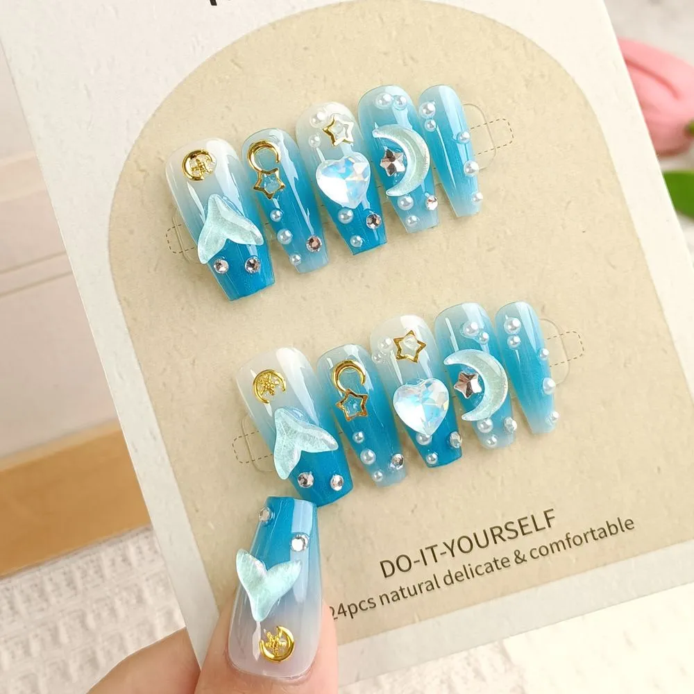 Un paquet de 12 paires (24 pièces) de Faux ongles bleu +accessoires, translucide style marin – Ongles press-on faits main, design perles & étoiles