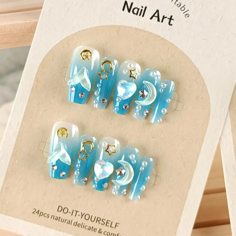 Un paquet de 12 paires (24 pièces) de Faux ongles bleu +accessoires, translucide style marin – Ongles press-on faits main, design perles & étoiles