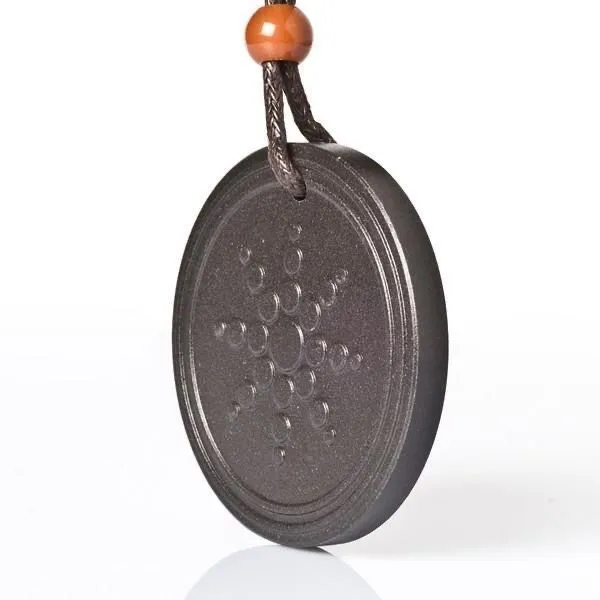 Pendentif en pierre énergétique avec symbole gravé – Collier élégant et minimaliste