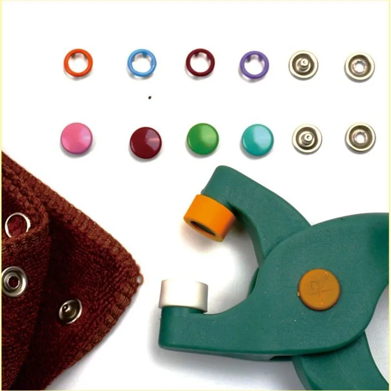 Kit boutons pression multicolores avec pince de pose et coffret de rangement